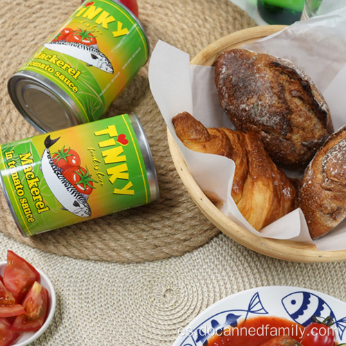 Paciente de comida enlatada docenada en salsa de tomate